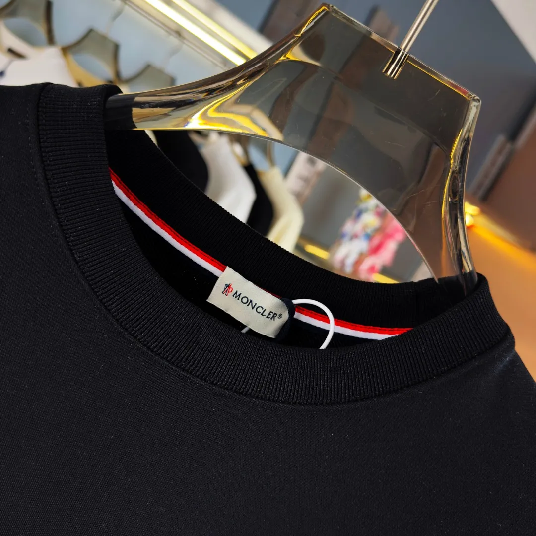 【 In Stock】 〖 𝐌𝐎𝐍𝐂𝐋𝐄𝐑~ 〗 440g ， 😎 ， ， Factory 2025 T ， ， Premium LOGO， Same Style ：Black White Size：S M L XL 2XL